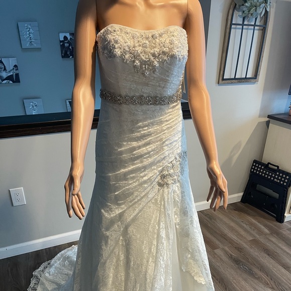 Dresses & Skirts - Wedding dress size 6 new with tags